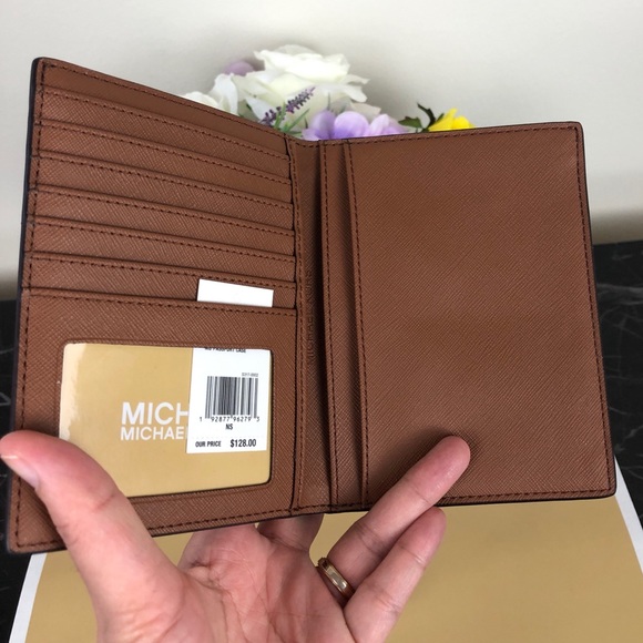 Michael Kors Passport wallet signature ❤️ - Picture 4 of 5